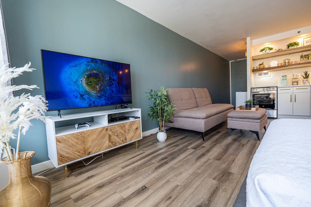 Condo in Honolulu · ★4.98 · 1 bedroom · 2 beds · 1 private bath - Photo 3