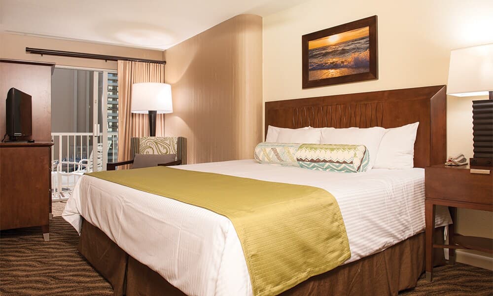 Hotel in Honolulu · ★4.8 · 2 bedrooms · 4 beds · 2 private baths - Photo 2
