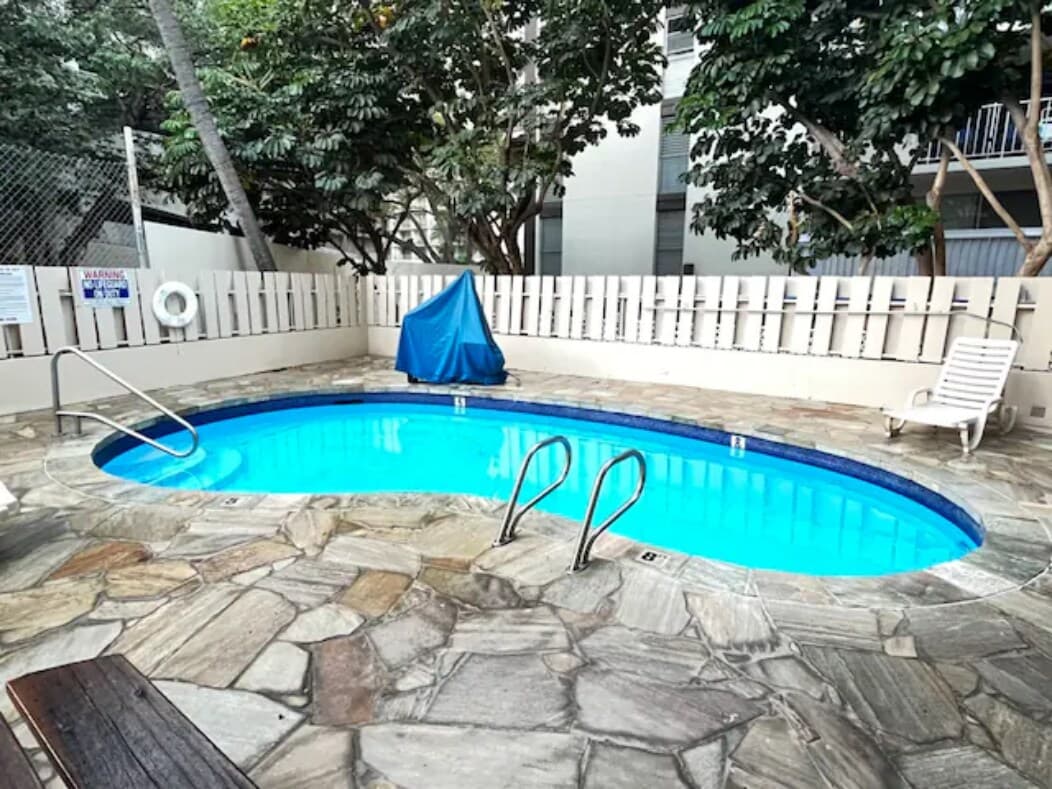 Condo in Honolulu · ★4.73 · Studio · 1 bed · 1 shared bath - Photo 2