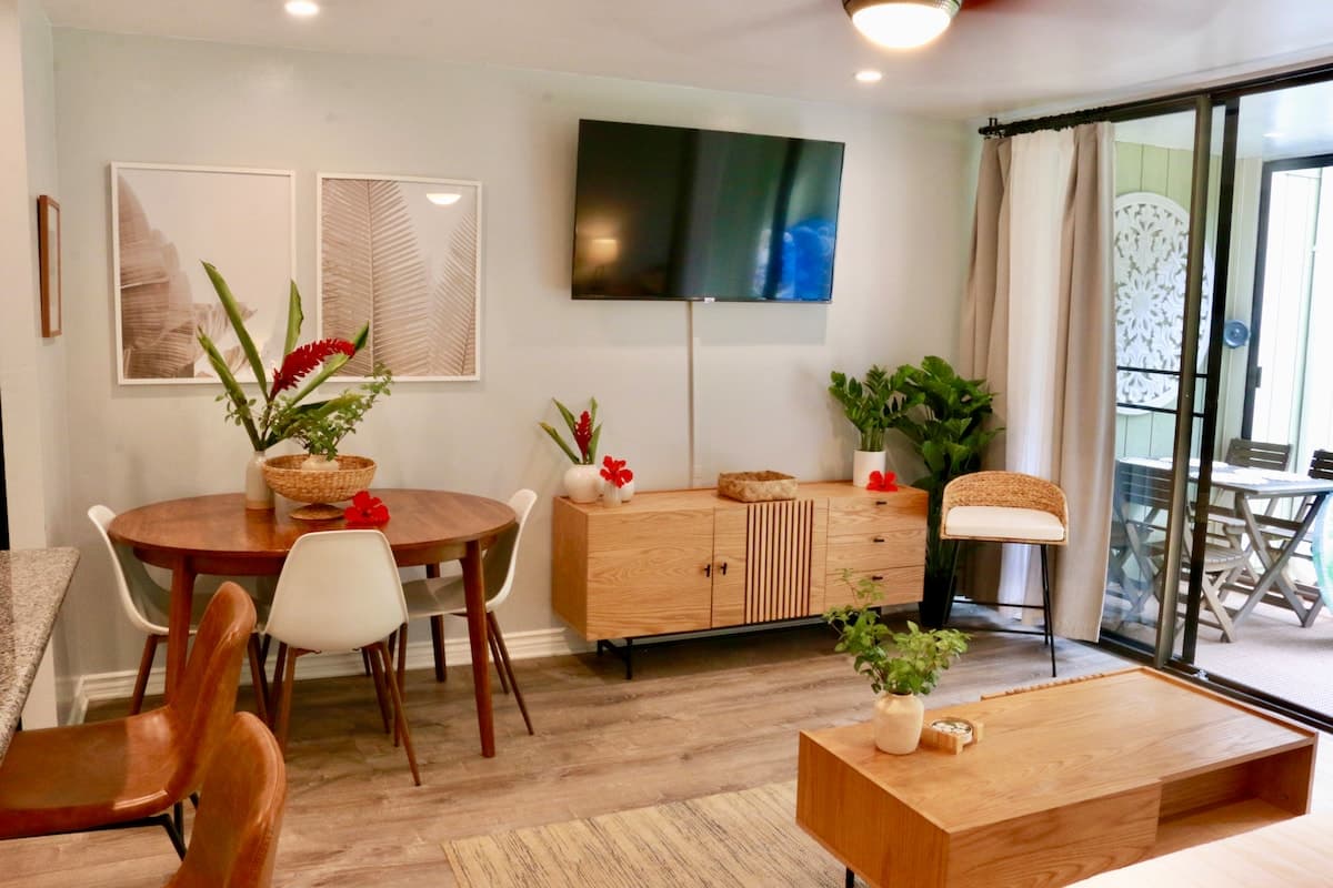 Turtle Bay Bungalow- Parking, AC & Walk to Beach - Photo 2