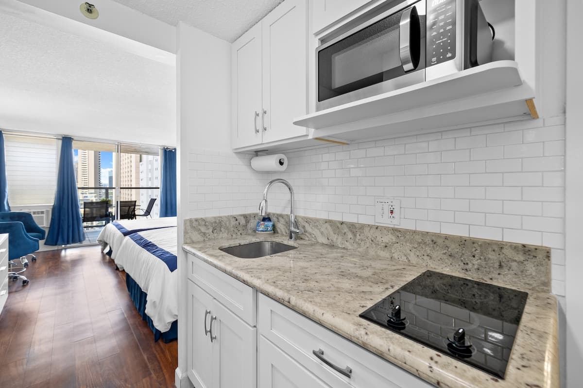 Condo in Honolulu · ★4.87 · 1 bedroom · 2 beds · 1 private bath - Photo 4