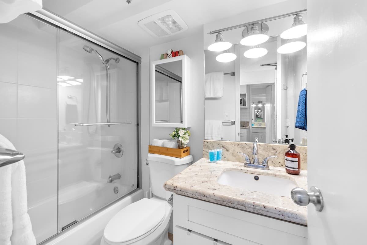 Condo in Honolulu · ★4.87 · 1 bedroom · 2 beds · 1 private bath - Photo 5