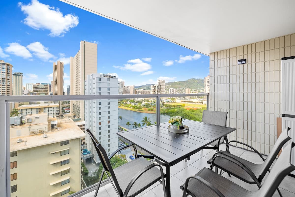 Condo in Honolulu · ★4.87 · 1 bedroom · 2 beds · 1 private bath - Photo 3