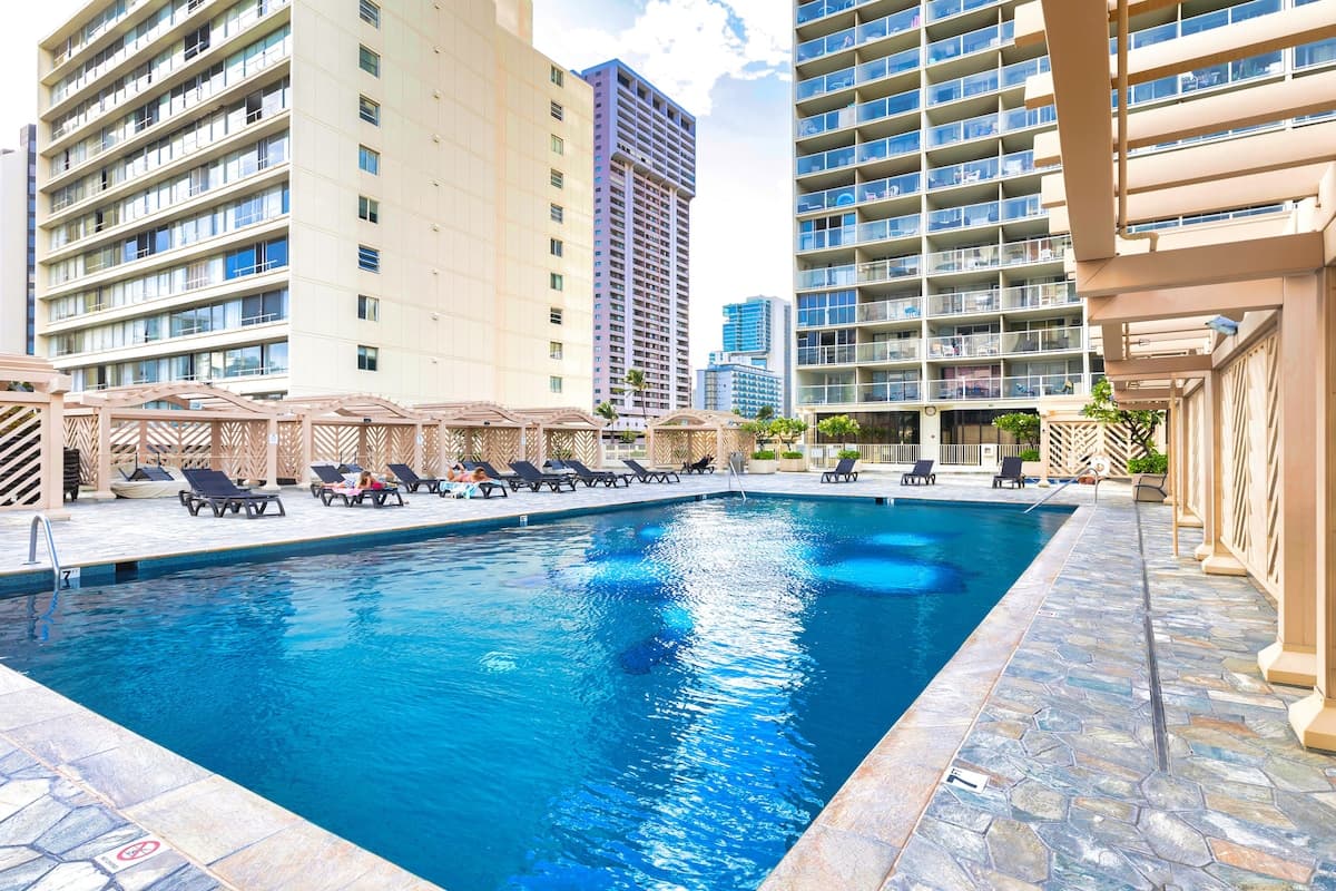 Condo in Honolulu · ★4.87 · 1 bedroom · 2 beds · 1 private bath - Photo 2