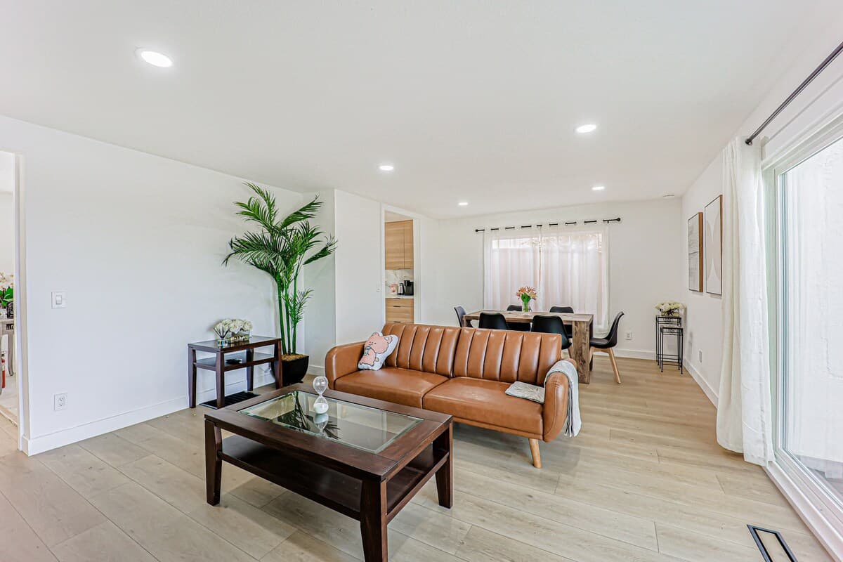Modern 3BR Home, Shared Deck, Near Medical Center - Photo 3