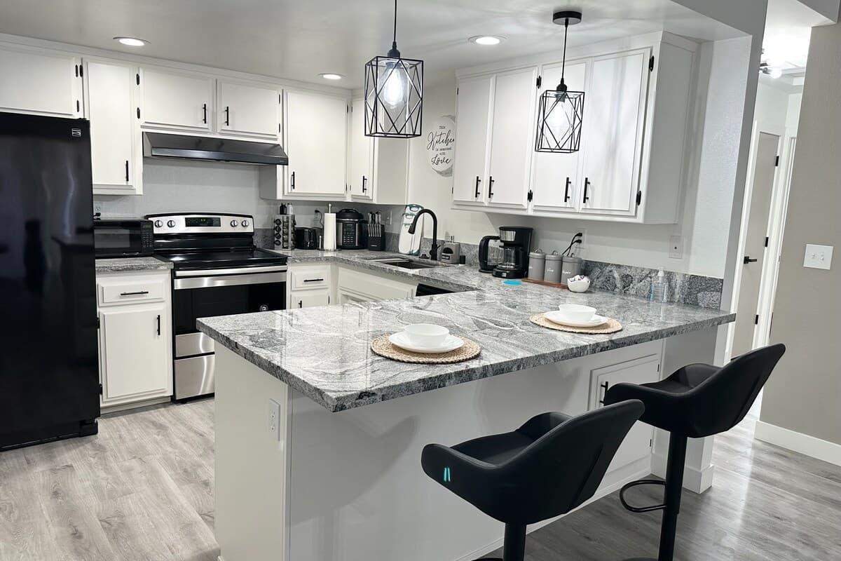 Stylish Renovated Duplex with King Suite & 75 TV - Photo 1