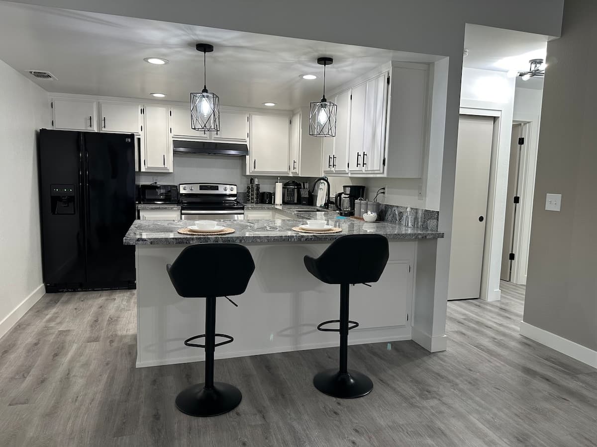 Stylish Renovated Duplex with King Suite & 75 TV - Photo 2