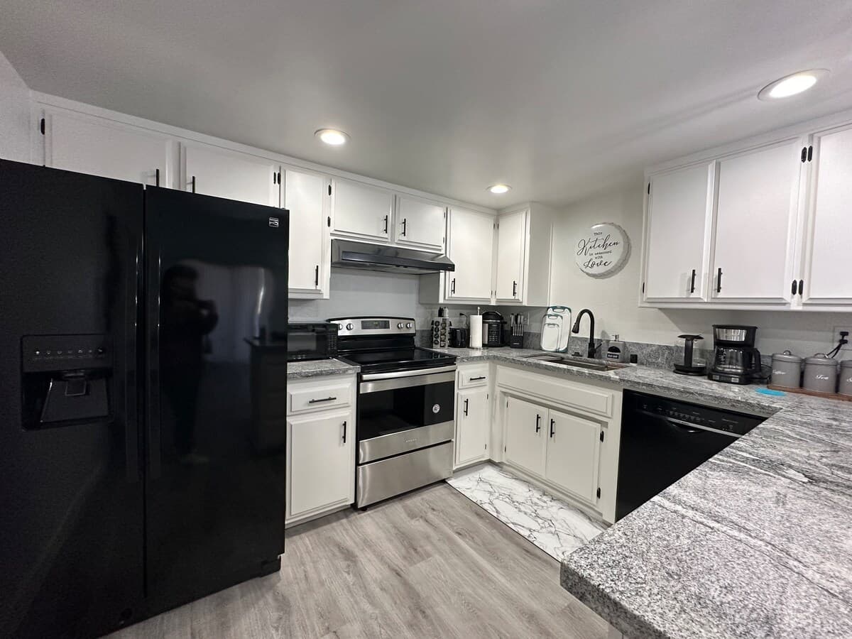 Stylish Renovated Duplex with King Suite & 75 TV - Photo 3