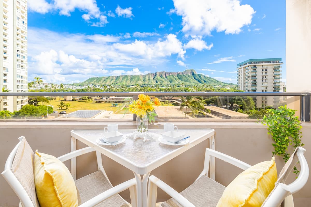 Condo in Honolulu · ★4.71 · 2 bedrooms · 3 beds · 1 private bath - Photo 2