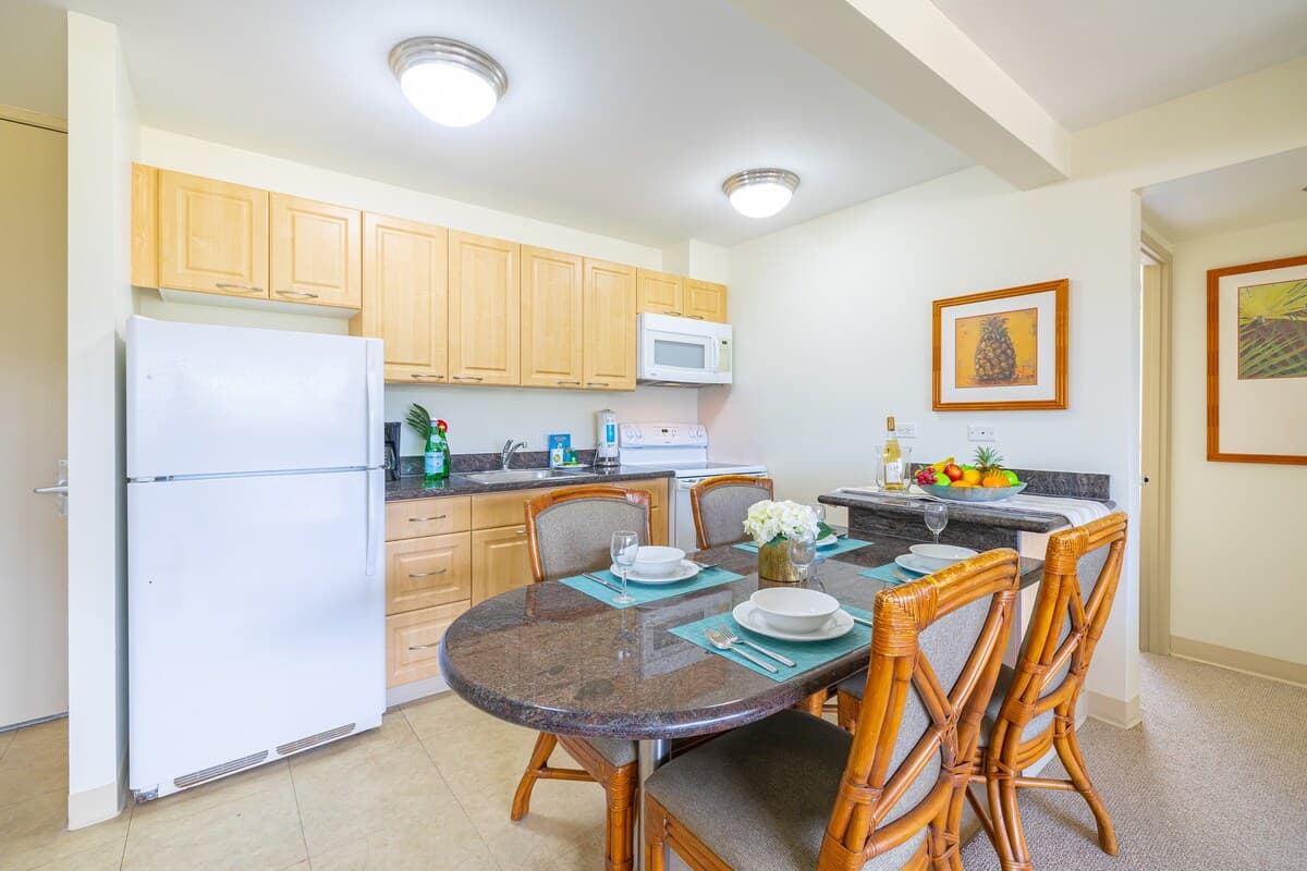 Condo in Honolulu · ★4.71 · 2 bedrooms · 3 beds · 1 private bath - Photo 3