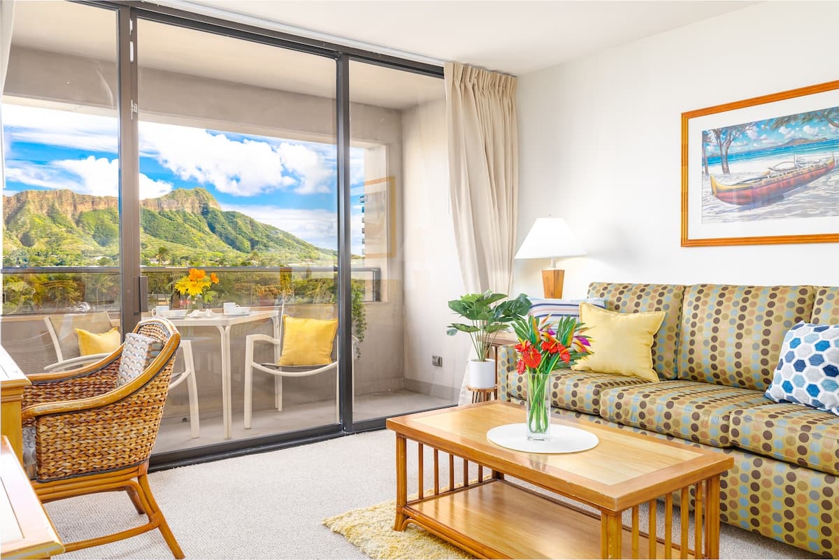 Condo in Honolulu · ★4.71 · 2 bedrooms · 3 beds · 1 private bath - Photo 1
