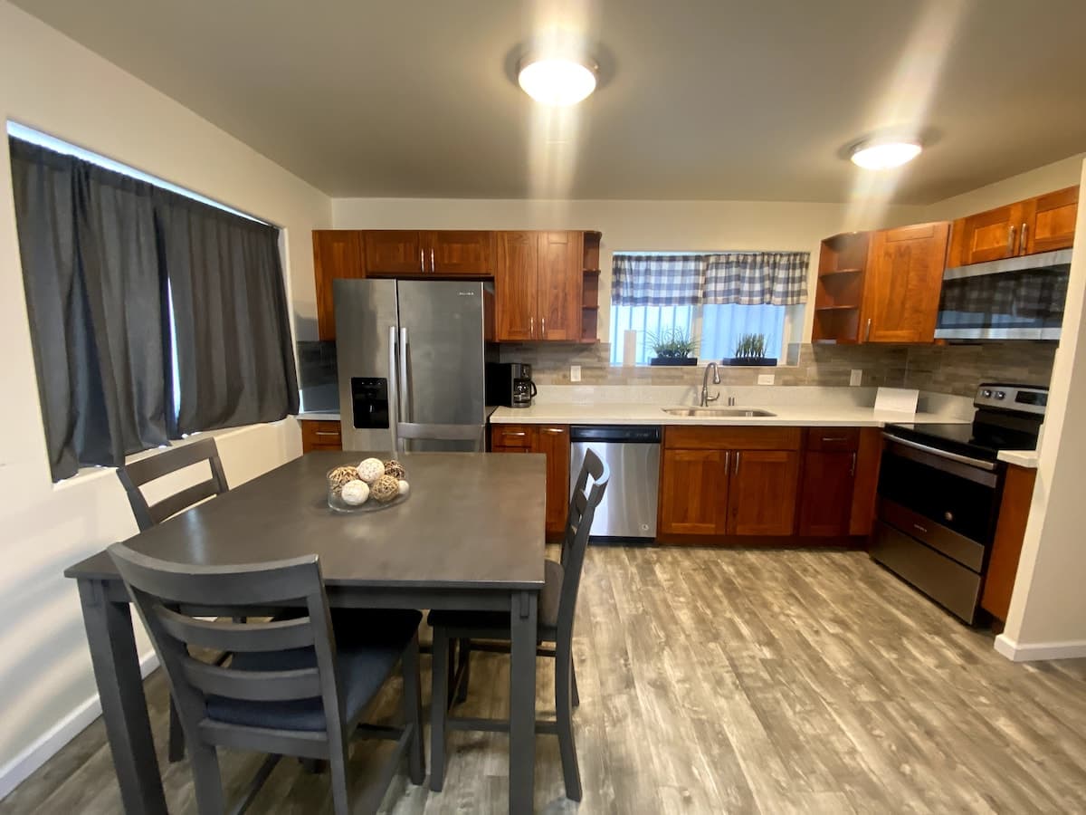 Beautiful 1BR w/full size kitchen and free parking - Photo 4