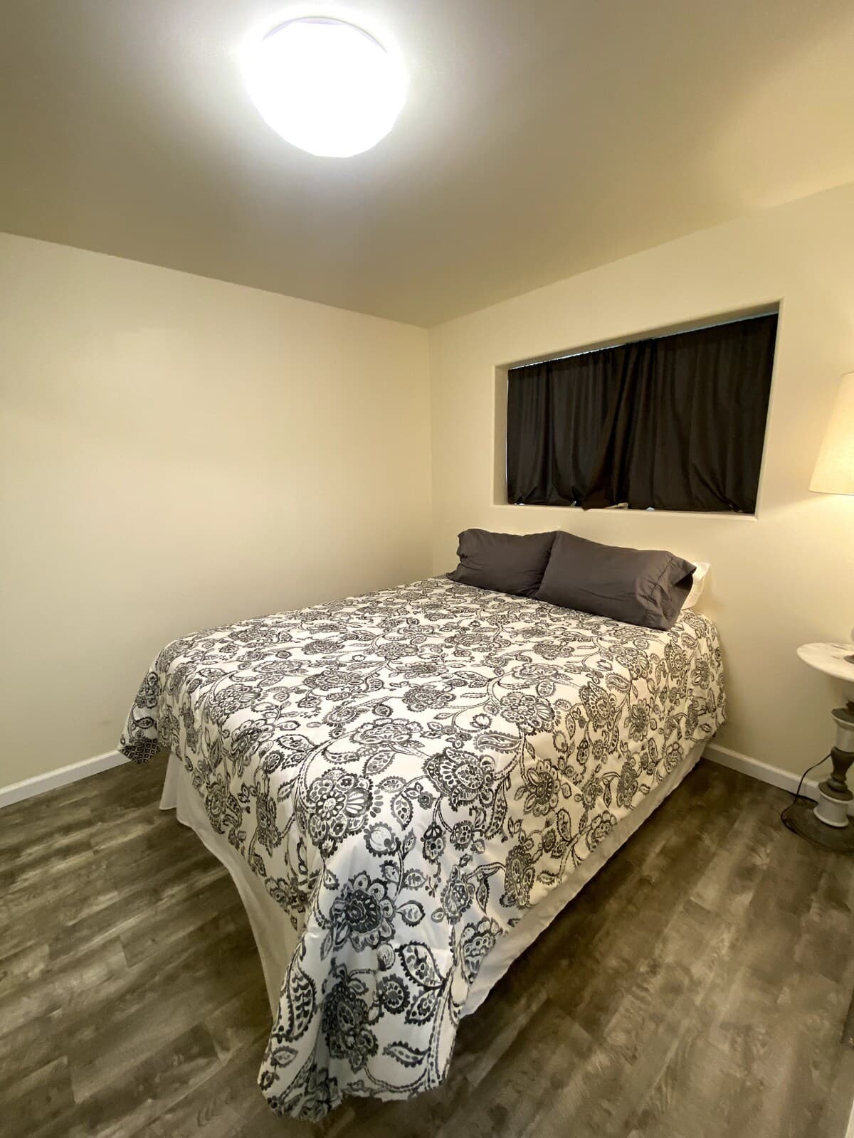 Beautiful 1BR w/full size kitchen and free parking - Photo 3