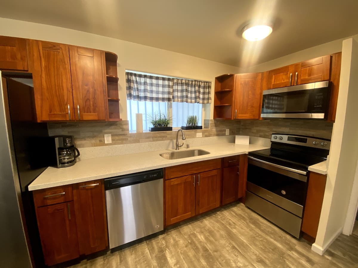 Beautiful 1BR w/full size kitchen and free parking - Photo 1