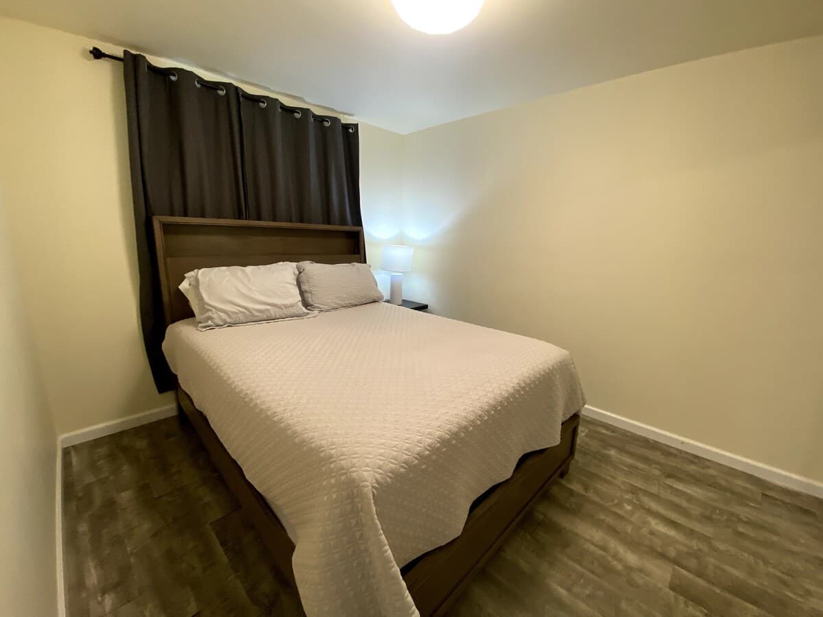 Lovely 1Br w/full size kitchen & free parking - Photo 4