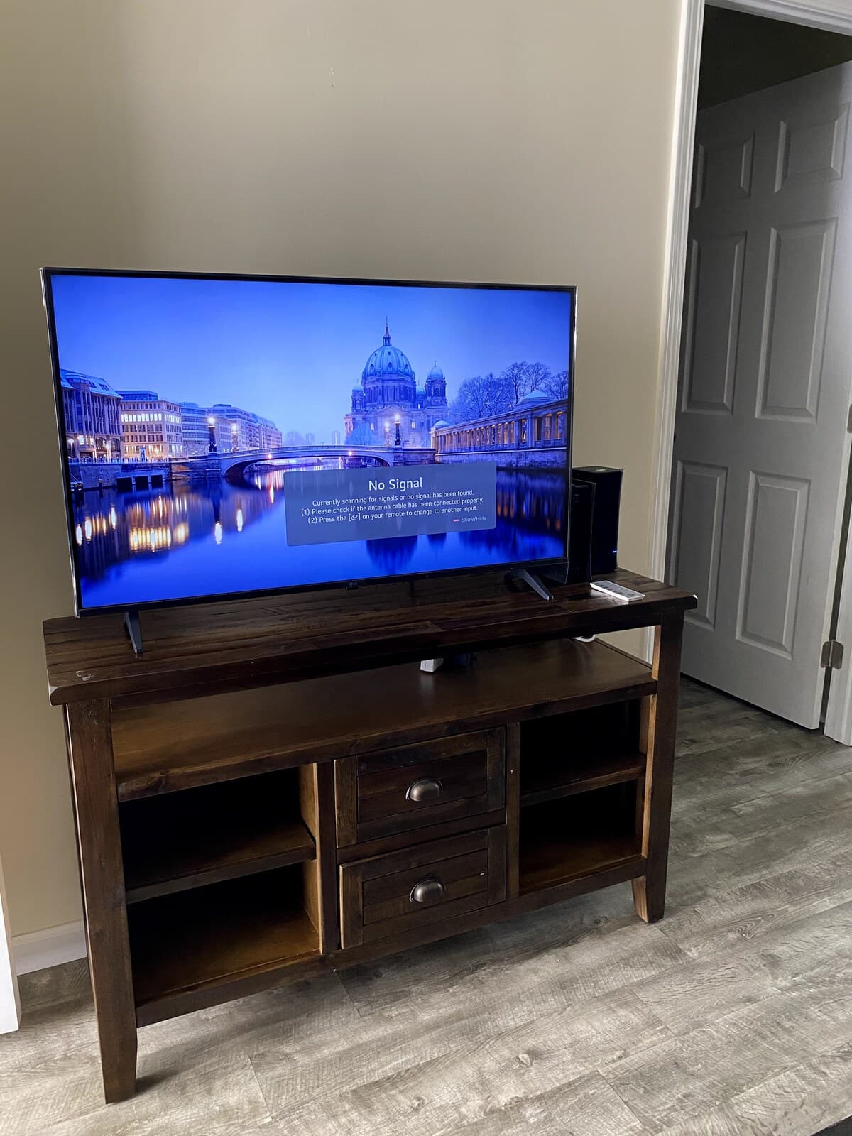 Lovely 1Br w/full size kitchen & free parking - Photo 3
