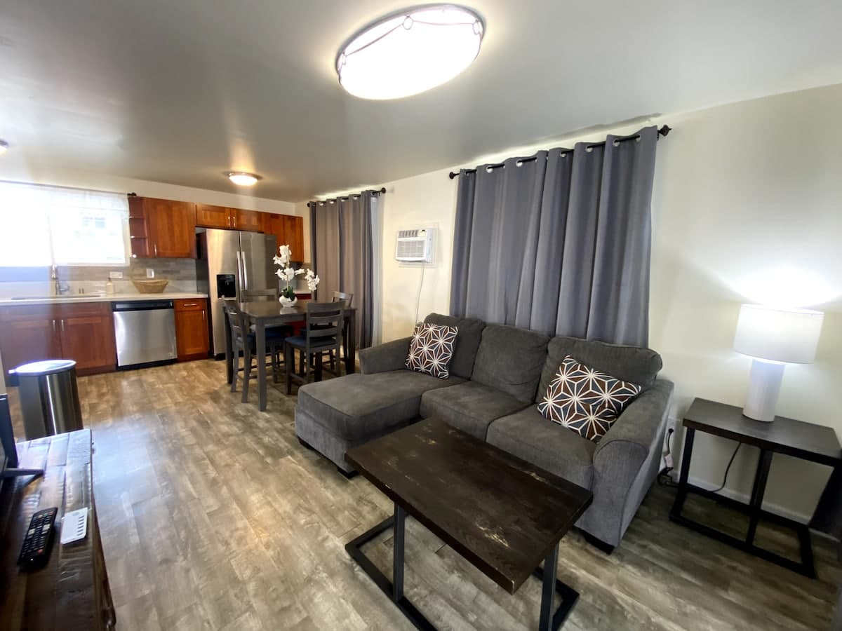 Lovely 1Br w/full size kitchen & free parking - Photo 1