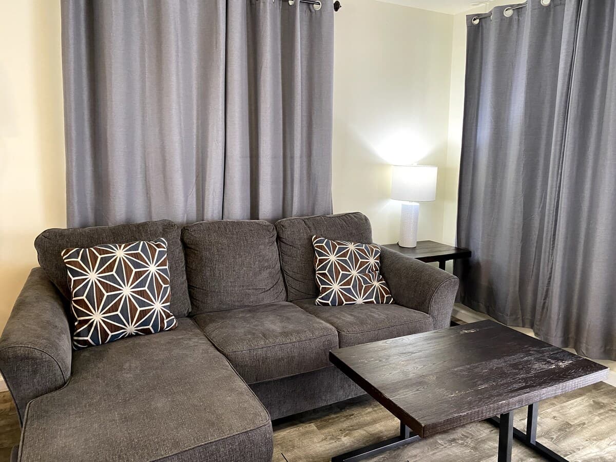 Lovely 1Br w/full size kitchen & free parking - Photo 2