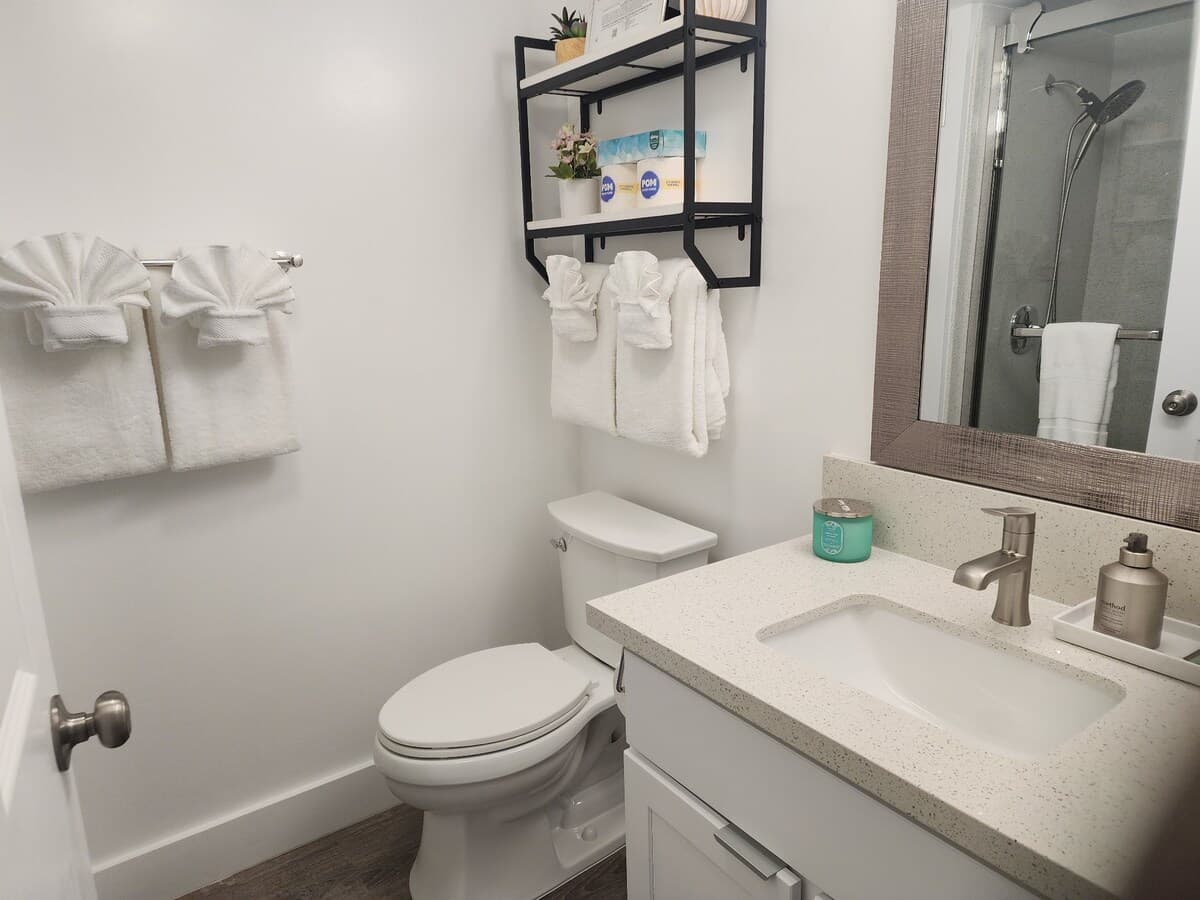 Fully Remodeled! Ocean View! Free Parking! - Photo 4