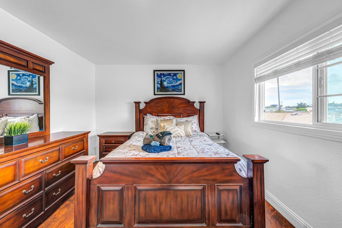 Spacious 2nd Floor Home, Stairs Required - Photo 2