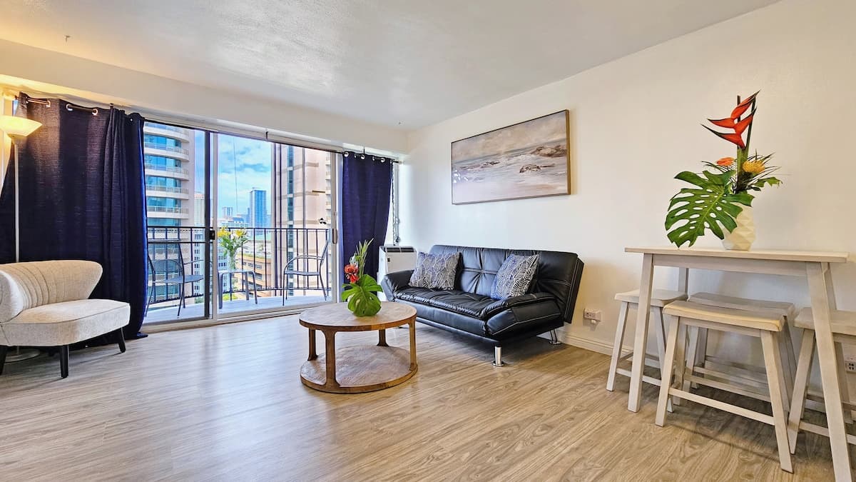 Remodeled 2BR 1BTH Condo w/ Canal View in Waikiki - Photo 2