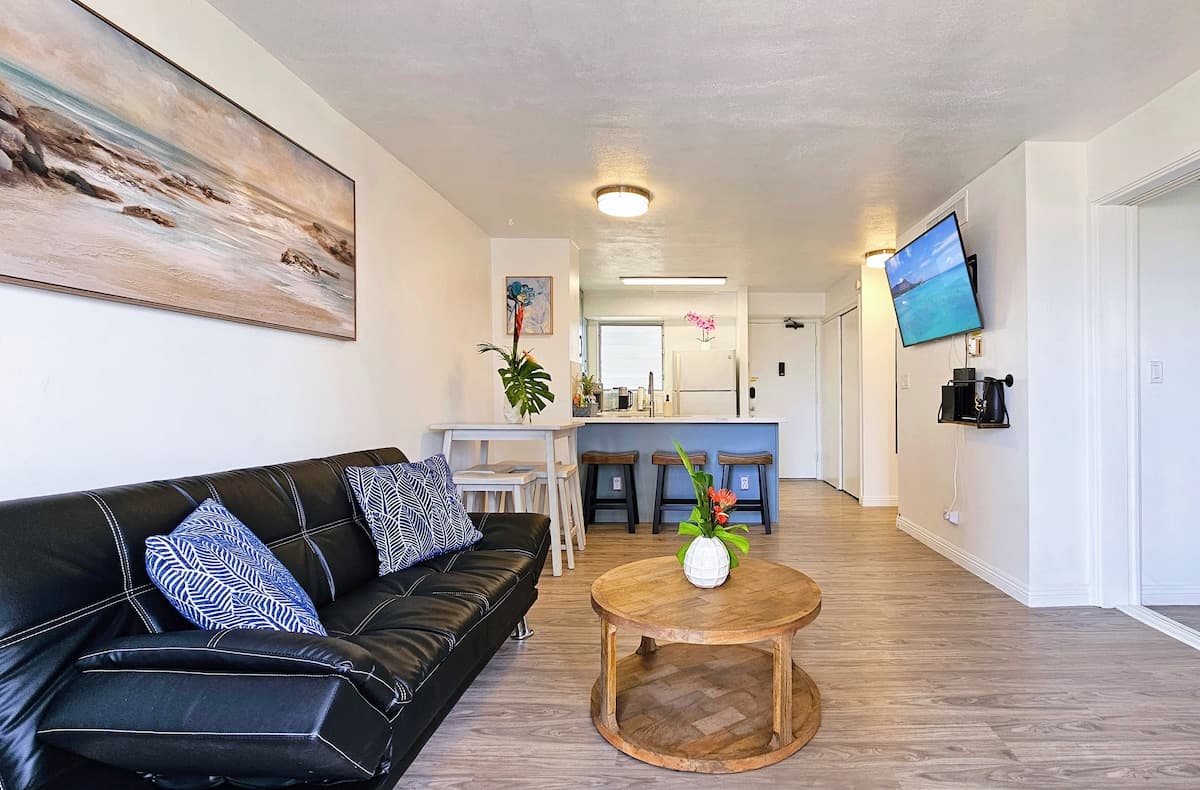 Remodeled 2BR 1BTH Condo w/ Canal View in Waikiki - Photo 4