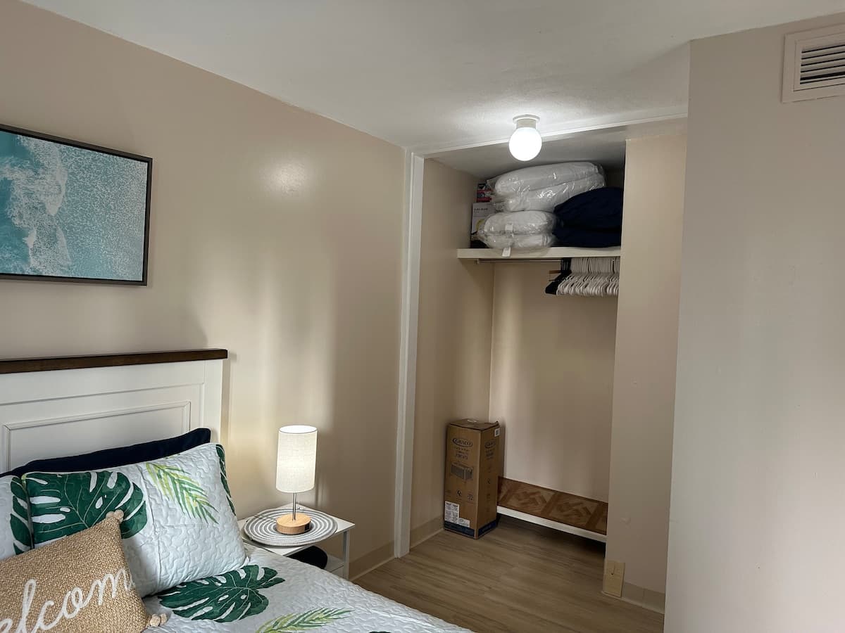 Welcoming Waikiki apt sleeps 6 FREE parking - Photo 1