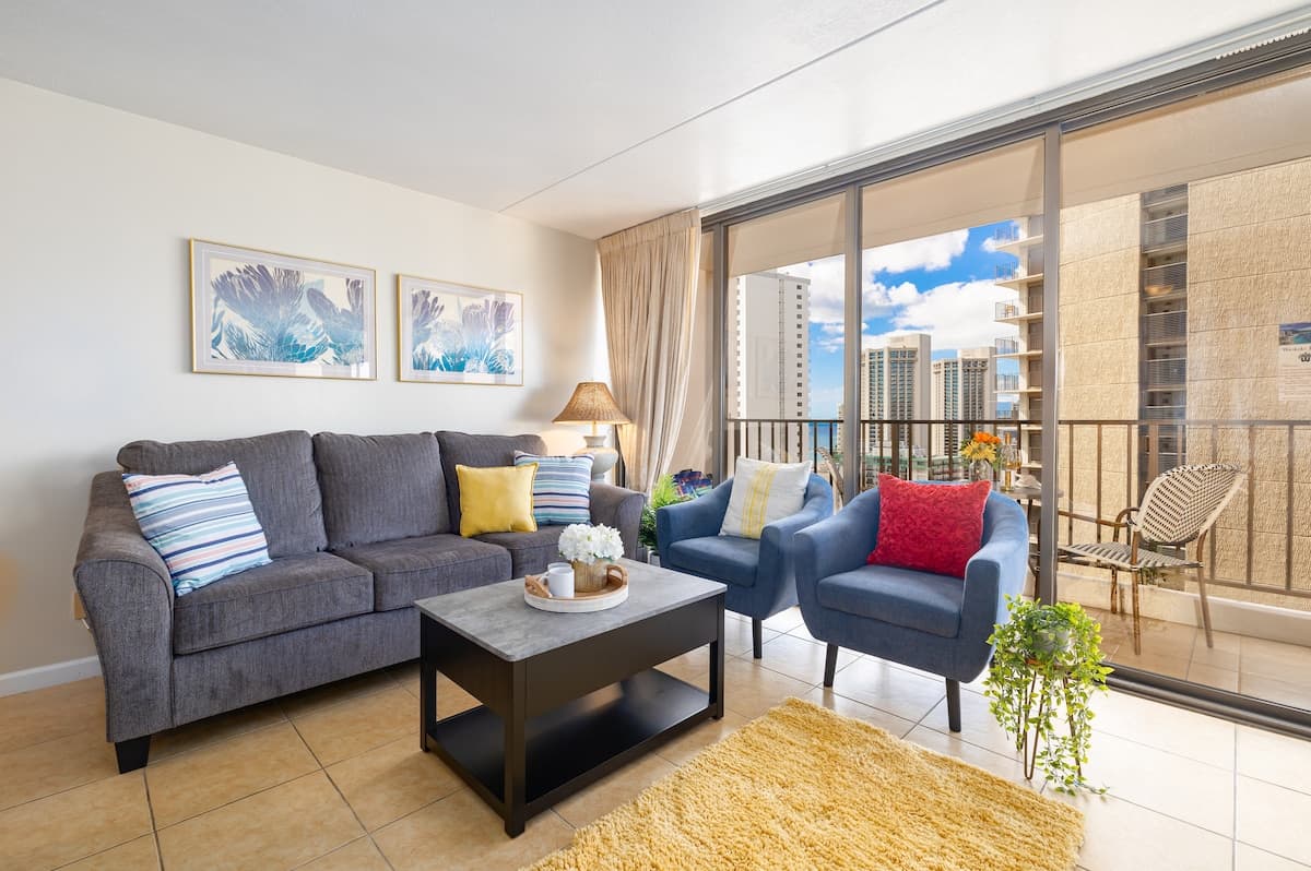 Condo in Honolulu · ★4.91 · 1 bedroom · 2 beds · 1 private bath - Photo 2