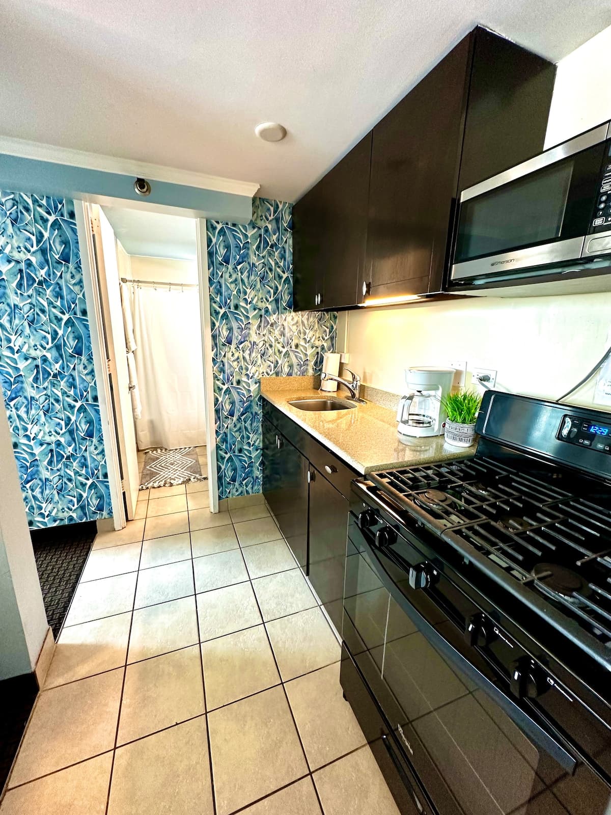 Perfect for family or friend group Waikiki Condo! - Photo 2