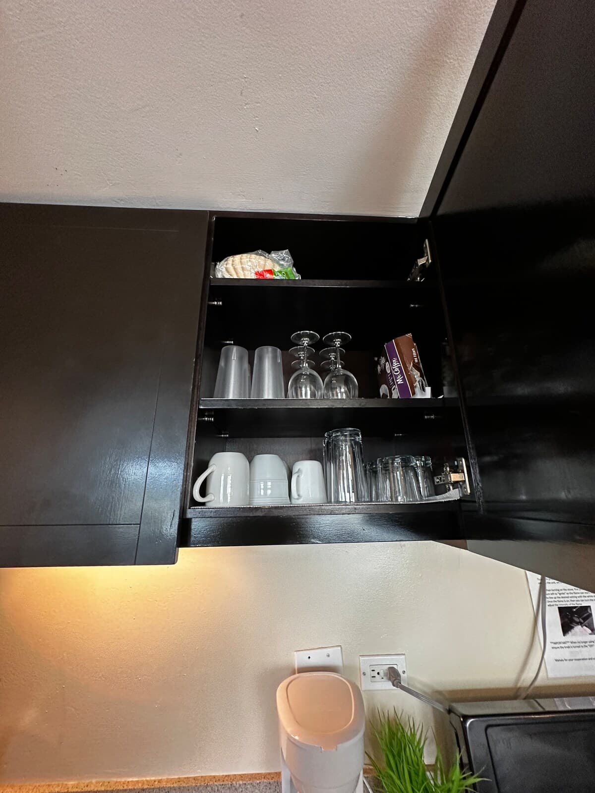 Perfect for family or friend group Waikiki Condo! - Photo 3