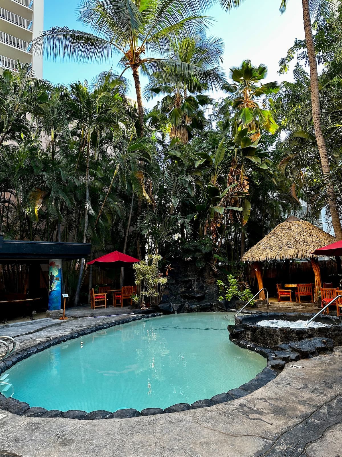 Perfect for family or friend group Waikiki Condo! - Photo 1