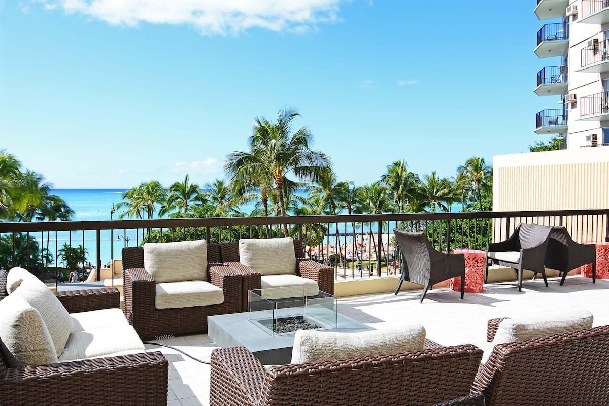 Hotel in Honolulu · ★4.93 · 2 bedrooms · 3 beds · 2 private baths - Photo 2