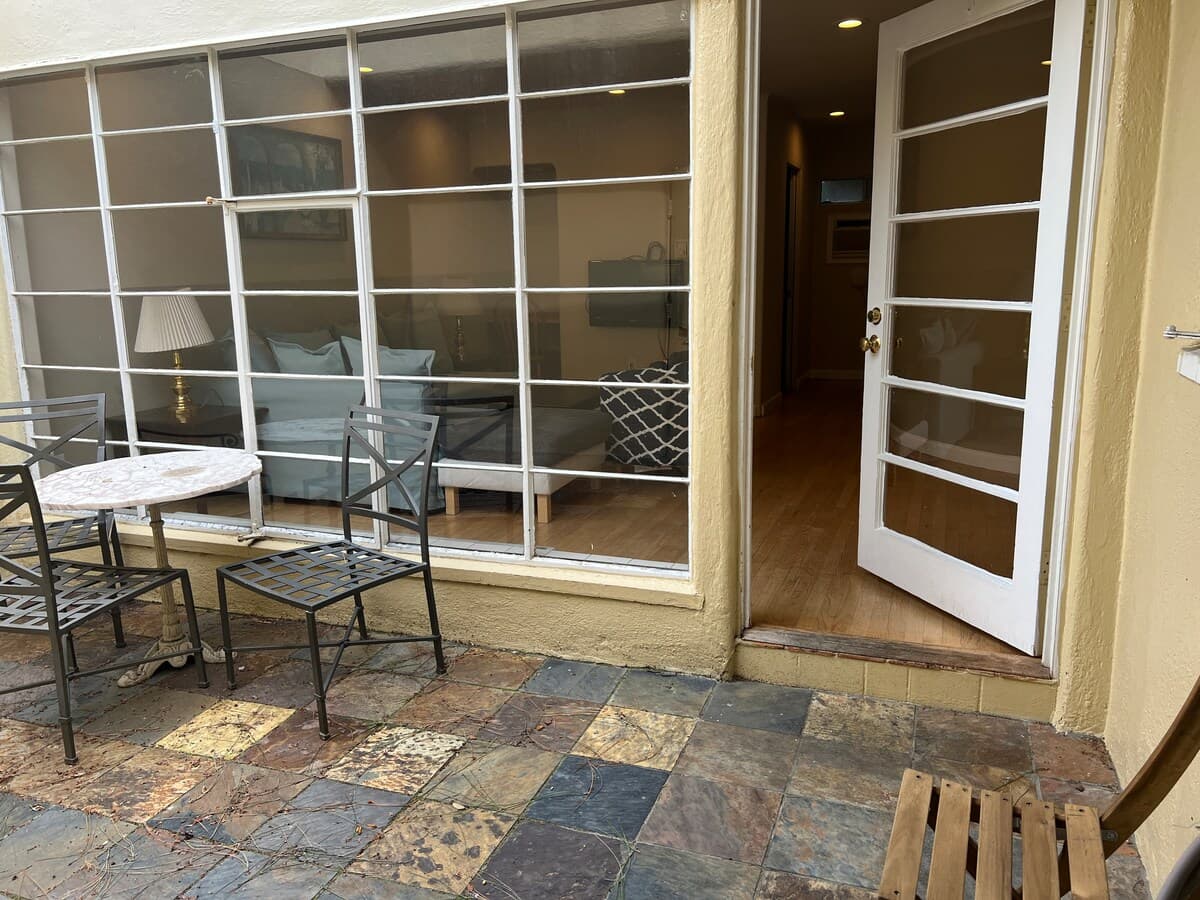 Private Courtyard Home, 2 Blocks to University Ave - Photo 2