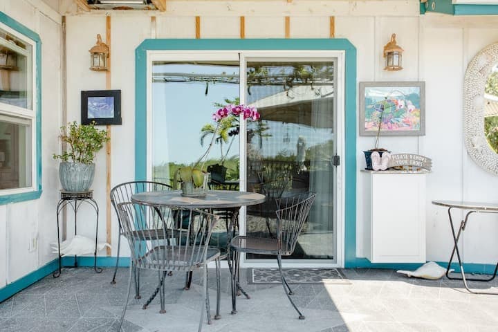 Home in Kailua-Kona · ★4.95 · 2 bedrooms · 2 beds · 1.5 private baths - Photo 2