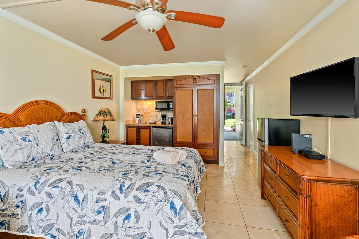 Condo in Kapaa · ★4.92 · 1 bedroom · 2 beds · 1 private bath - Photo 5