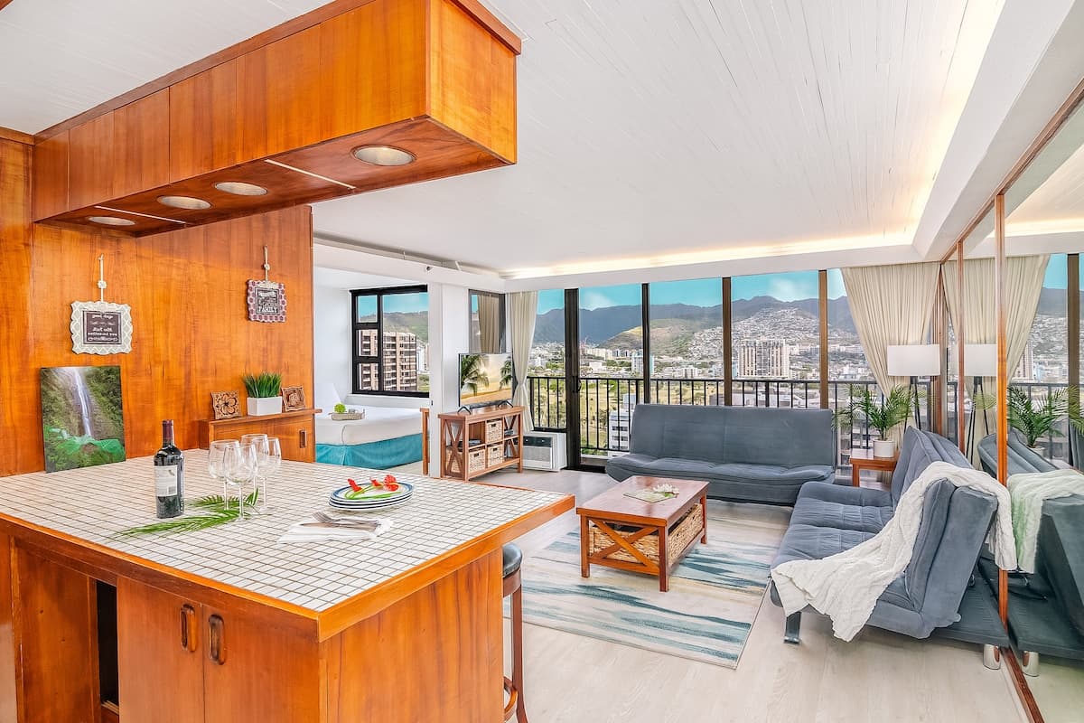 Condo in Honolulu · ★4.79 · 1 bedroom · 2 beds · 1 private bath - Photo 3