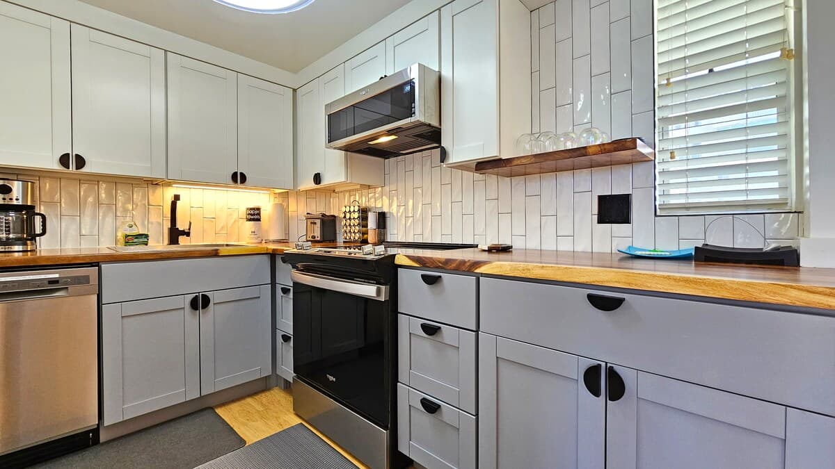 DHBH 902 Studio Apt, Full kitchen & Insane views! - Photo 5