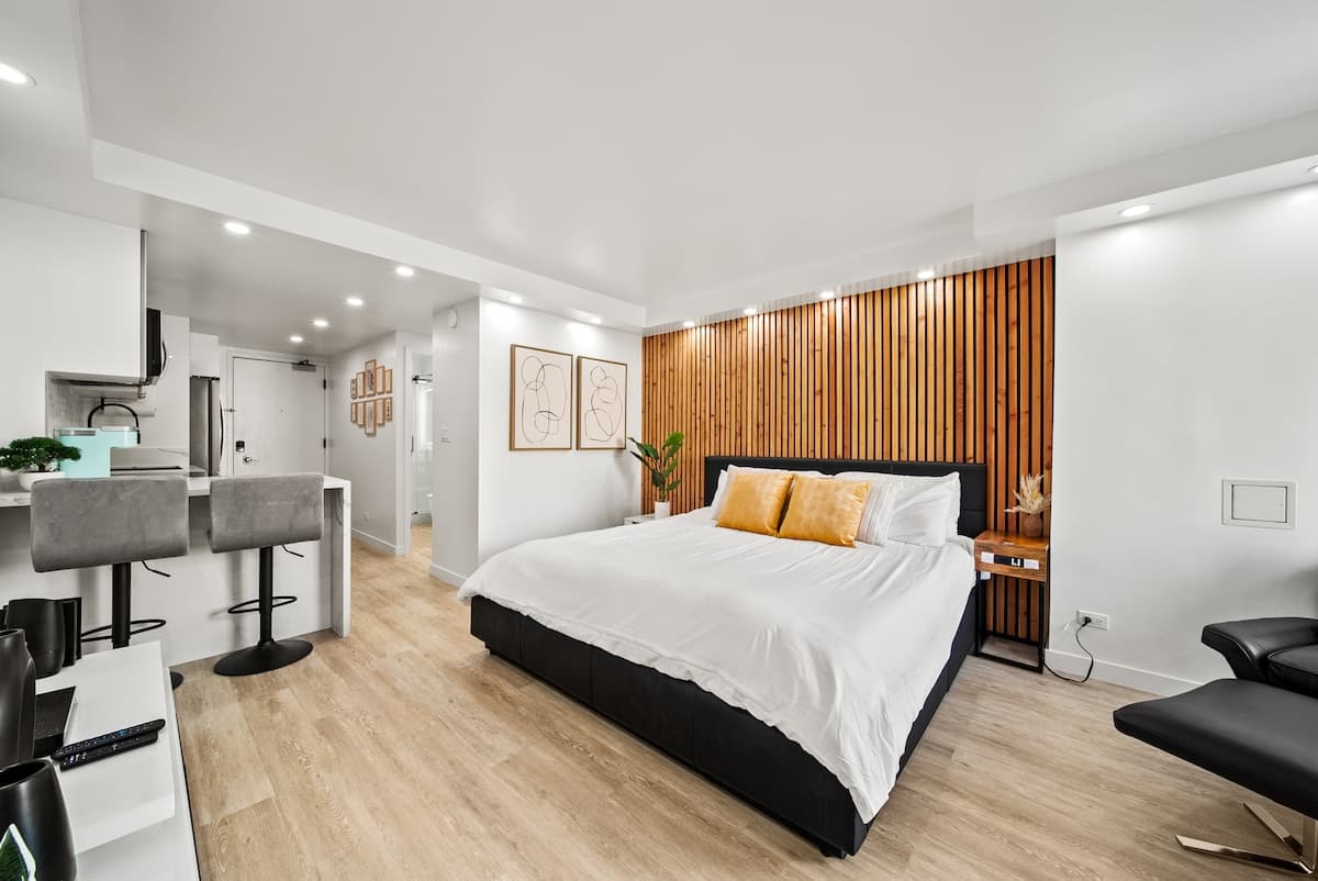 Condo in Honolulu · ★4.83 · Studio · 1 bed · 1 private bath - Photo 1