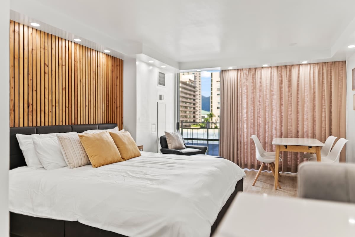 Condo in Honolulu · ★4.83 · Studio · 1 bed · 1 private bath - Photo 5
