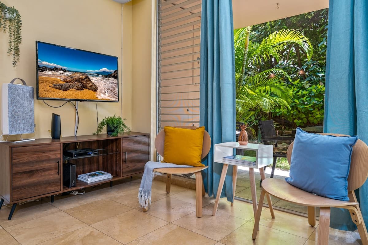 Stylish Condo By The Beach w/ Large Pool - Photo 5