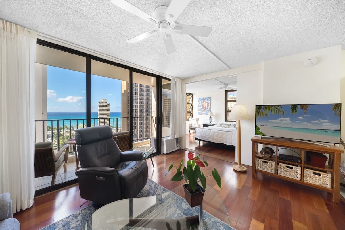 Condo in Honolulu · ★4.87 · 1 bedroom · 3 beds · 1 private bath - Photo 3