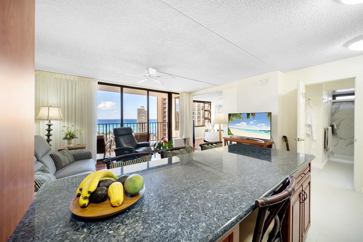 Condo in Honolulu · ★4.87 · 1 bedroom · 3 beds · 1 private bath - Photo 4