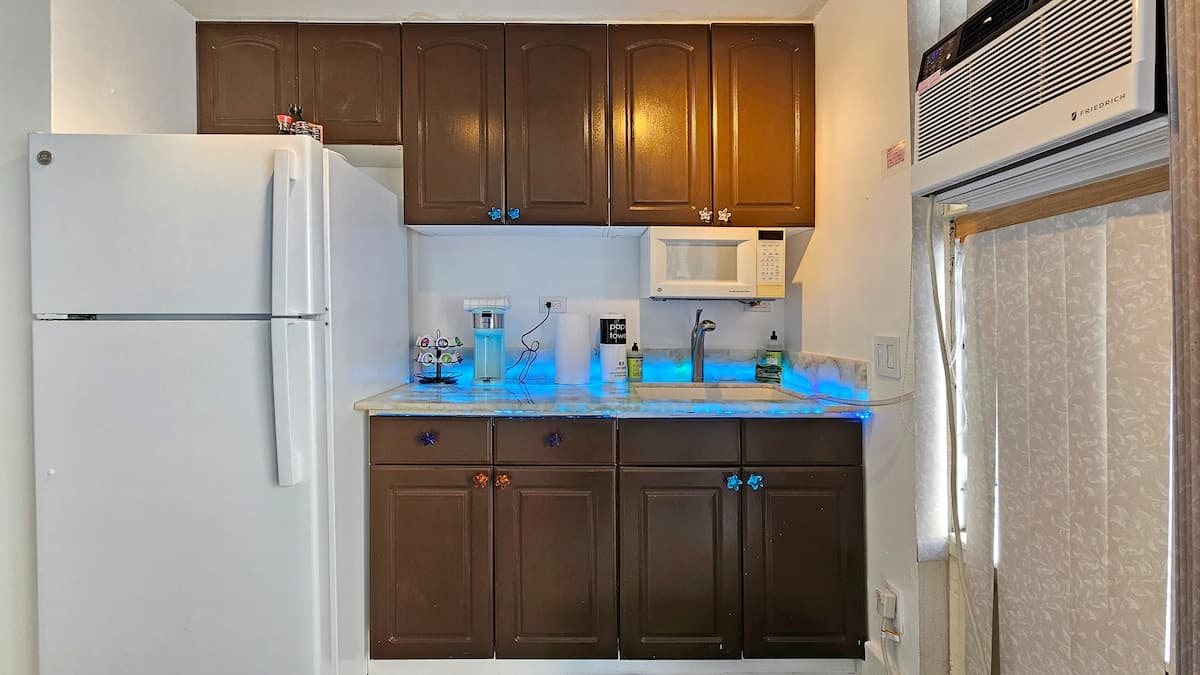 Condo in Honolulu · ★4.75 · Studio · 1 bed · 1 private bath - Photo 4