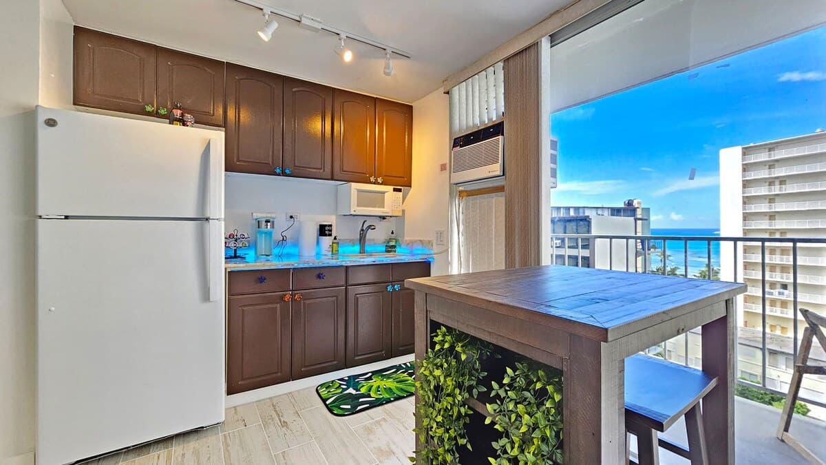 Condo in Honolulu · ★4.75 · Studio · 1 bed · 1 private bath - Photo 2