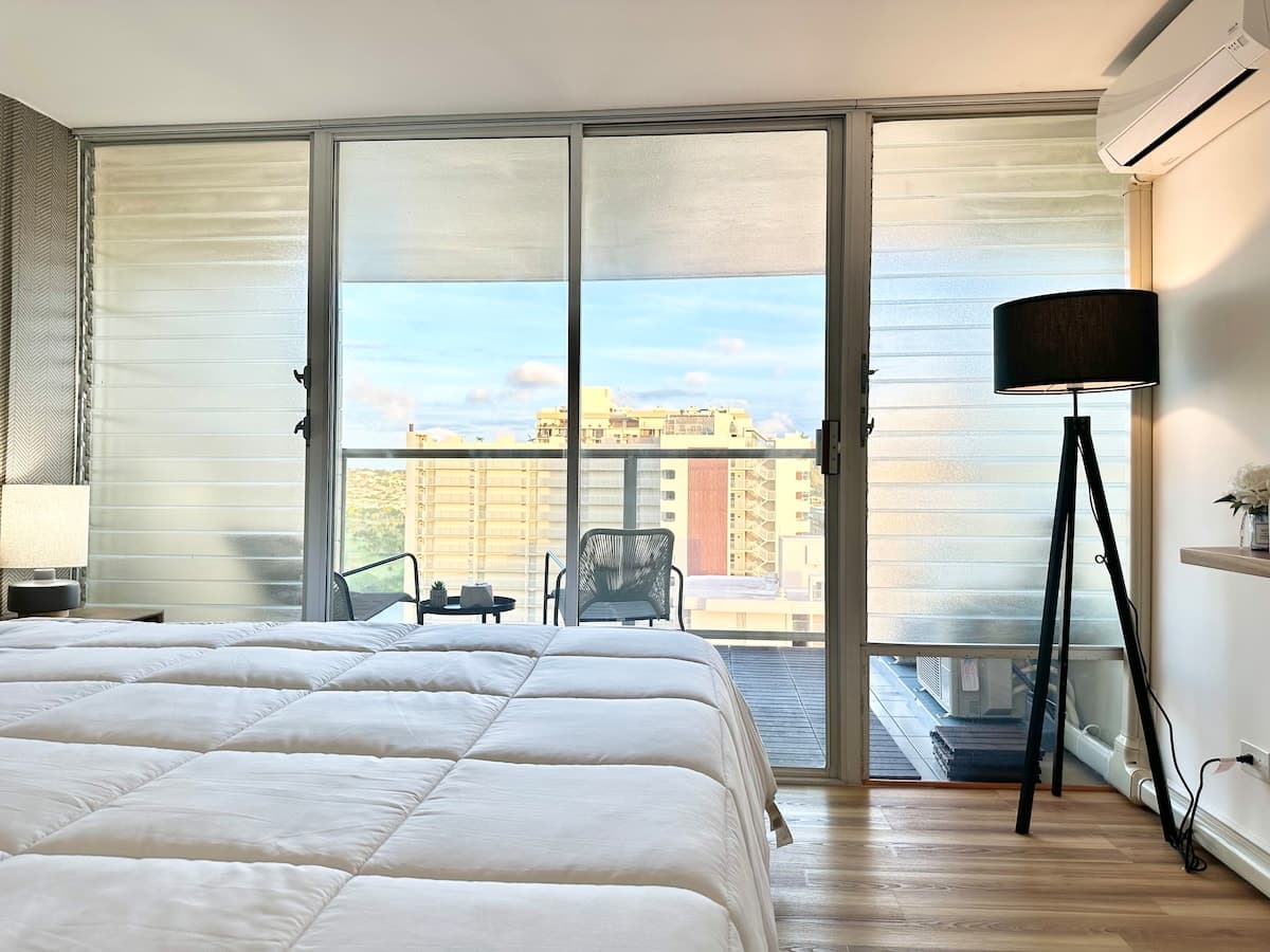 Oceanview Modern Gem: Central Waikiki Airbnb - Photo 1