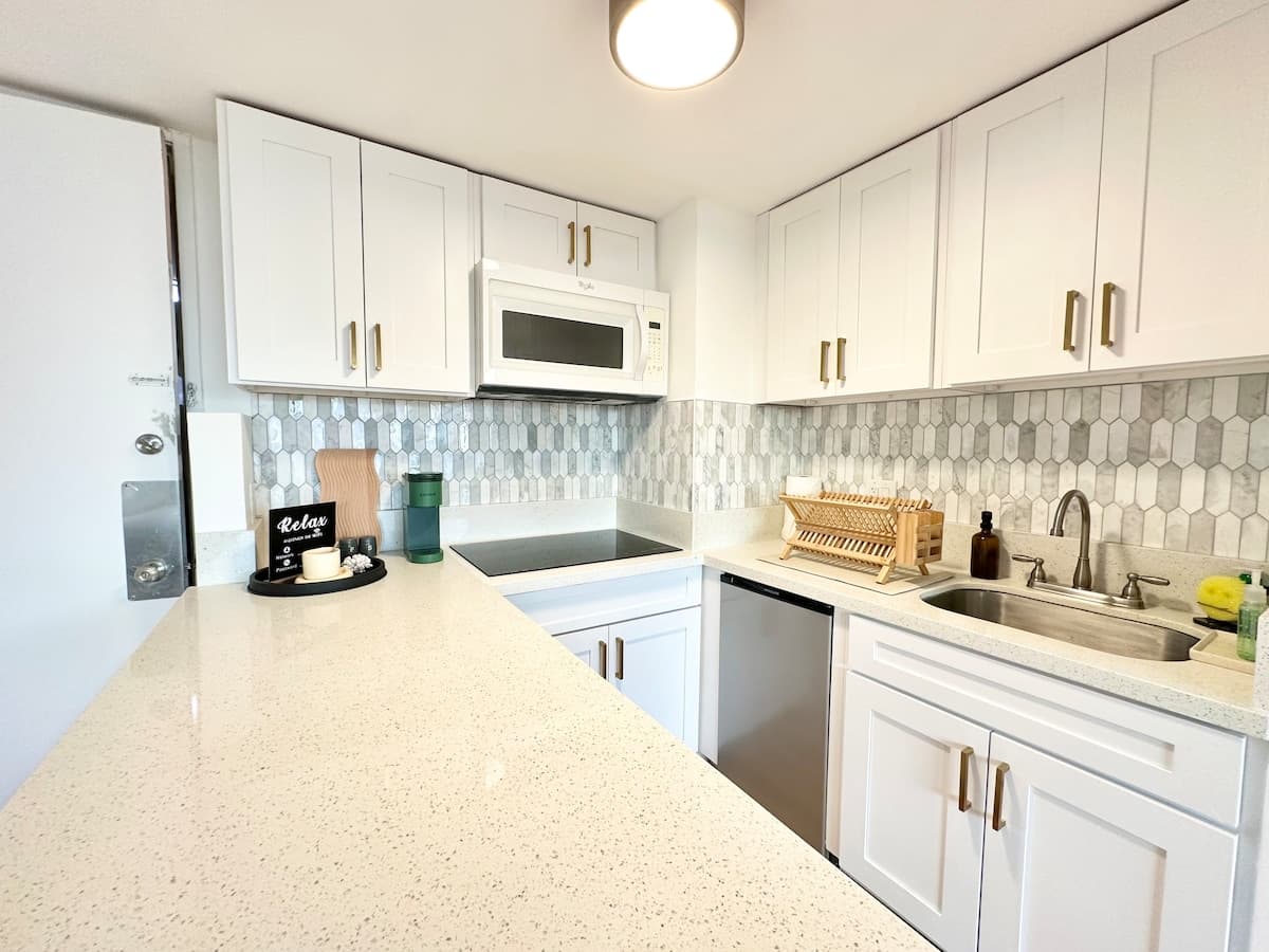 Oceanview Modern Gem: Central Waikiki Airbnb - Photo 3