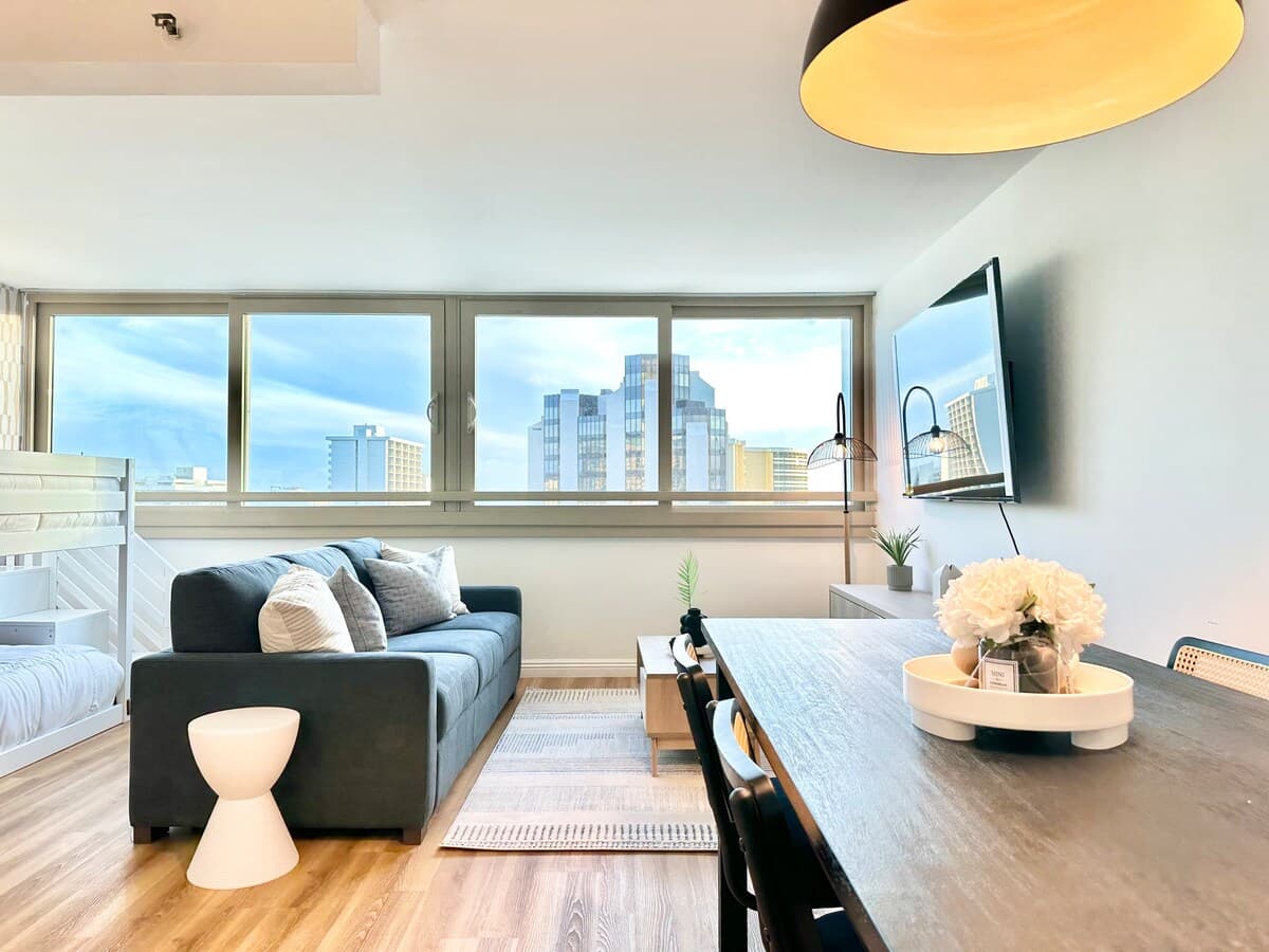 Oceanview Modern Gem: Central Waikiki Airbnb - Photo 2