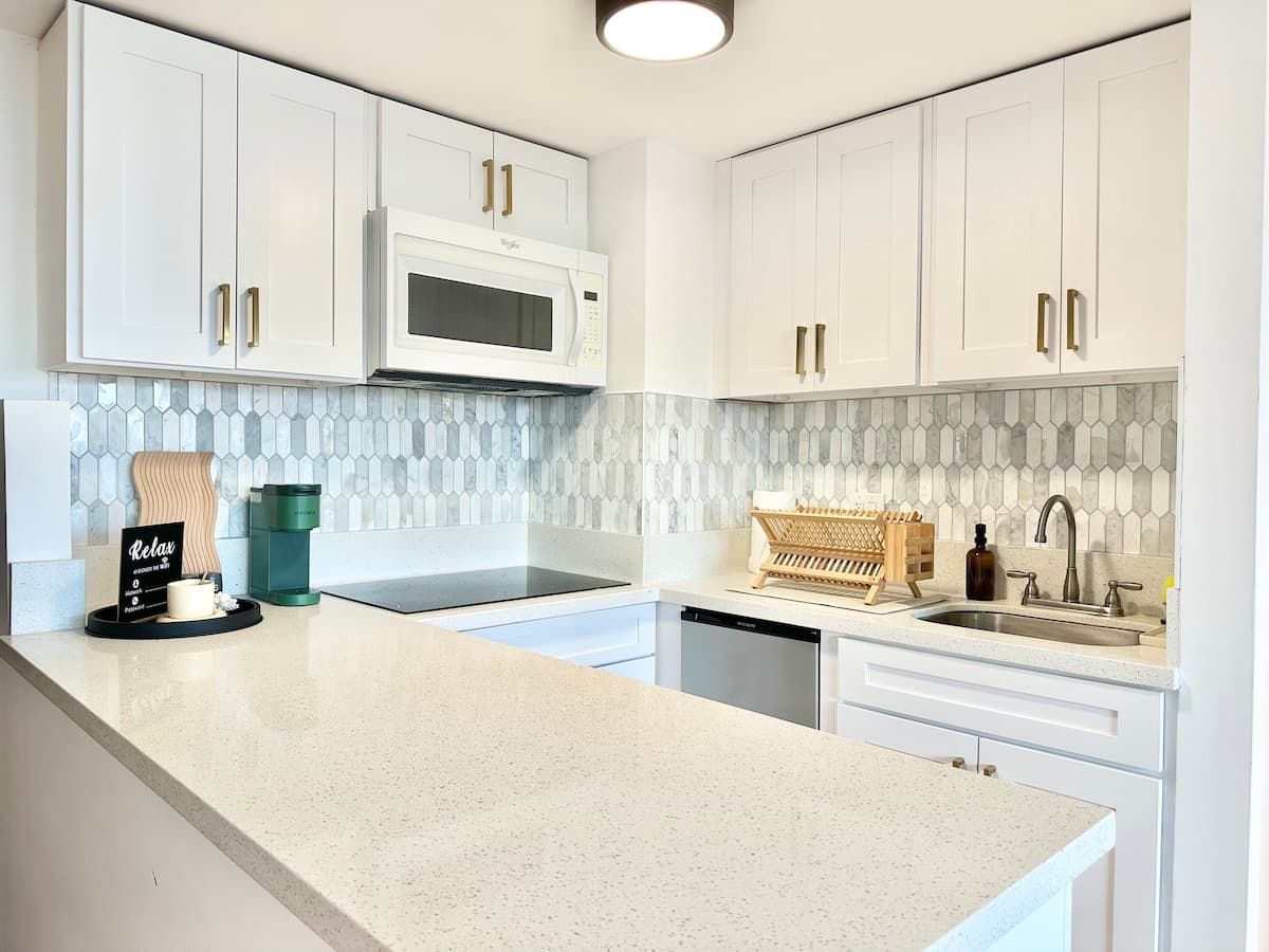 Oceanview Modern Gem: Central Waikiki Airbnb - Photo 4