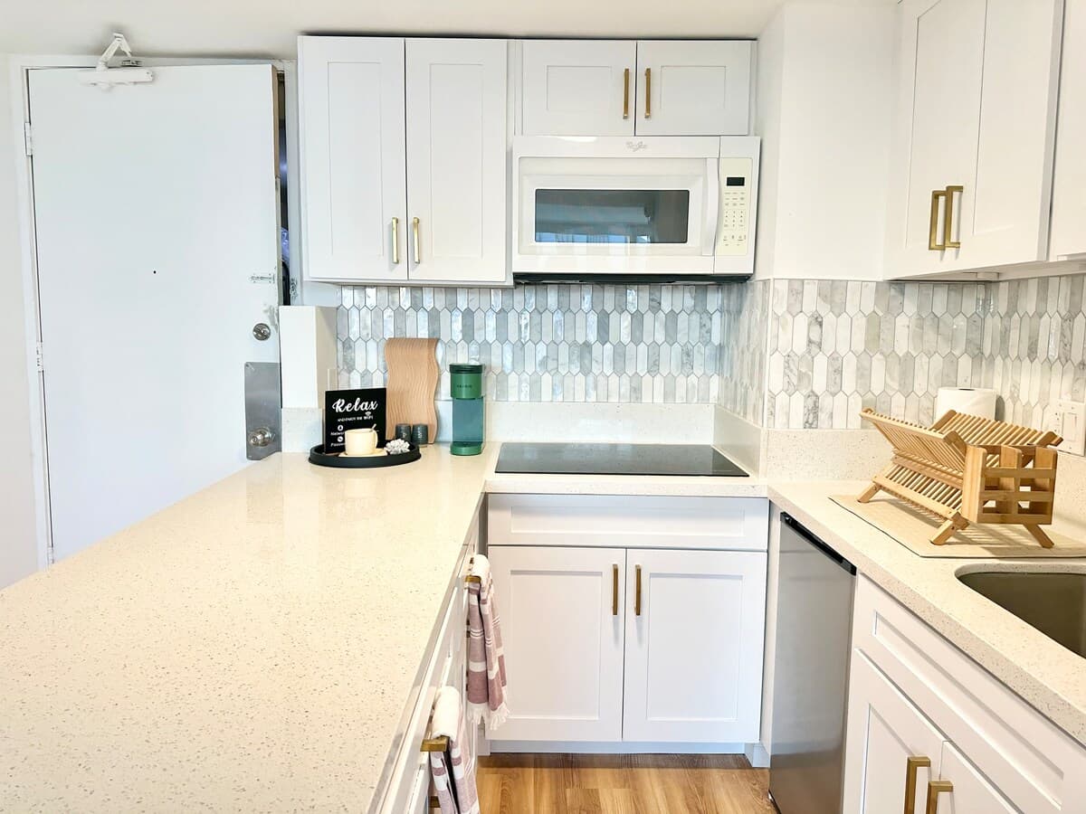 Oceanview Modern Gem: Central Waikiki Airbnb - Photo 5