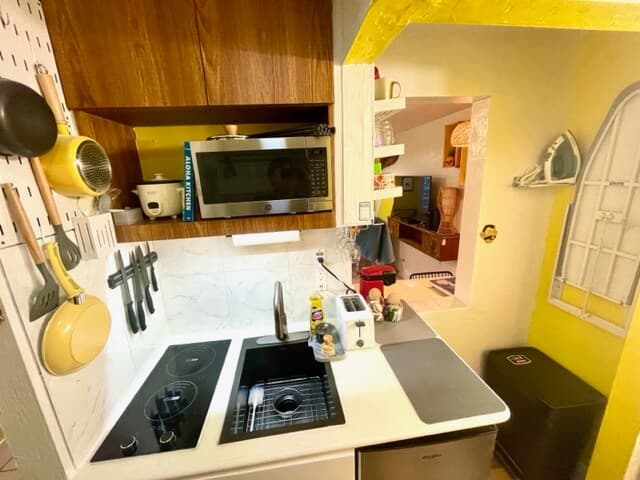 Condo in Honolulu · ★4.91 · Studio · 1 bed · 1 private bath - Photo 3